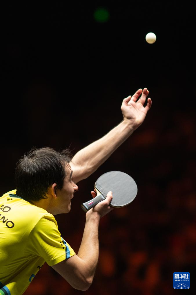 他在谈论自 他在谈论自