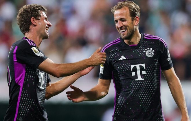 显得更加自 显得更加自